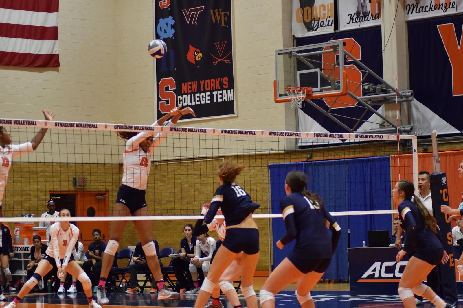 » Notre Dame Sweeps Syracuse Volleyball