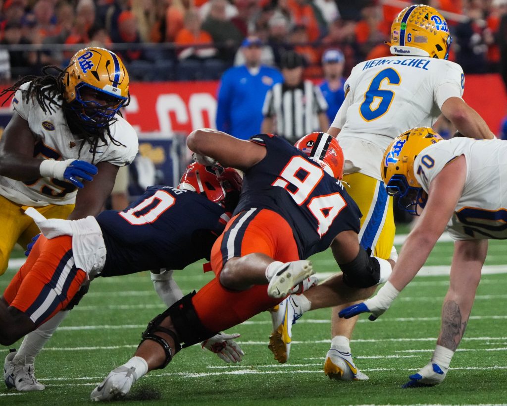 Syracuse defender sacks Pitt quarterback